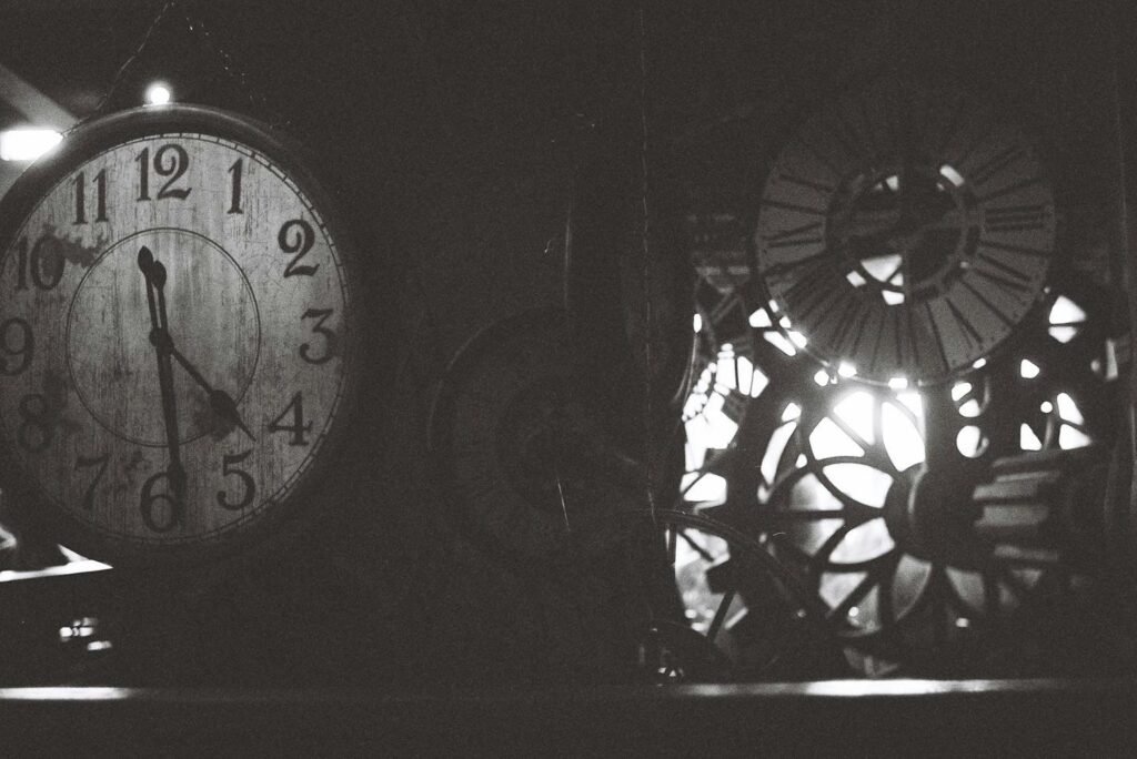 Clock gears representing time structure and how to thrive on night shifts